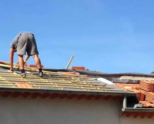 Installation des nouveaux matériaux pour une réection complète de votre toiture