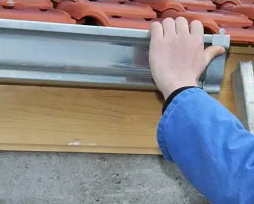 installation des goutières chéneaux et autres élement de zinguerie